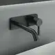Wandarmatur in mattem Schwarz von Ideal Standard mit einem langen Auslauf und einer eckigen Rosette, montiert an einer hellen Wand.